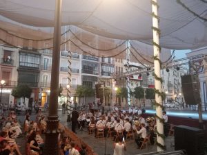 Actuación en la Plaza de San Francisco sin escenario accesible de la Banda de Música Liceo de Sevilla